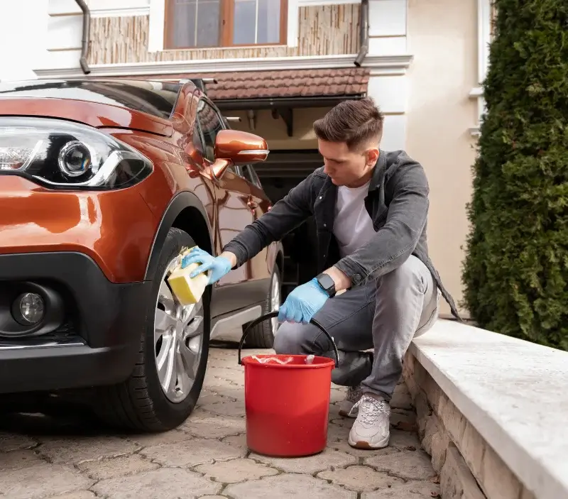 Lavage auto à domicile Bracon : professionnel intervenant sur un véhicule